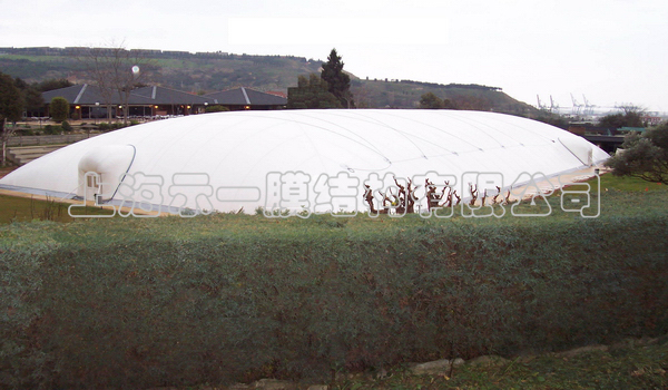 Inflatable membrane structure gas collecting cover