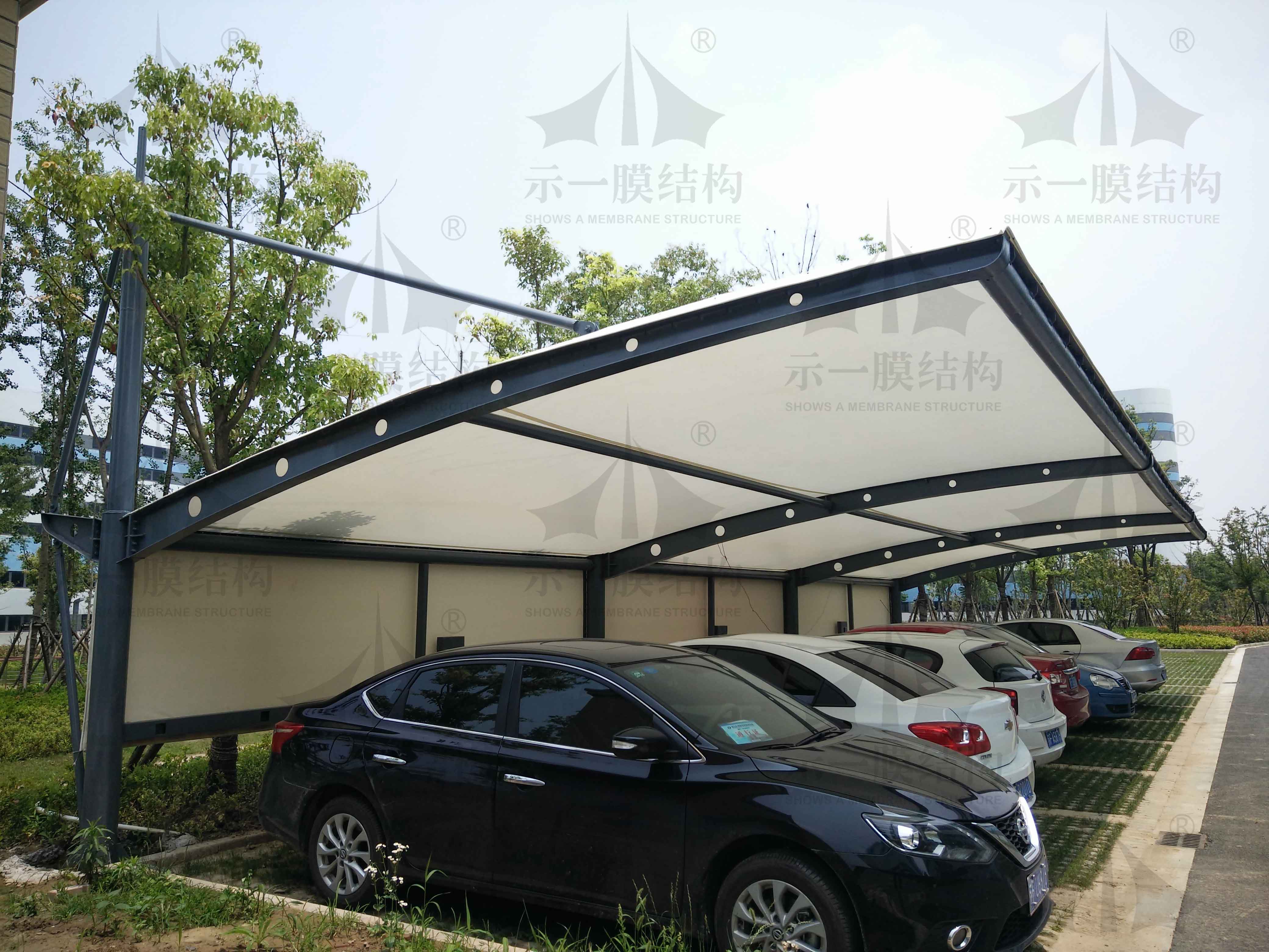 What are the effects of membrane structure carports on heavy rain and hot days?