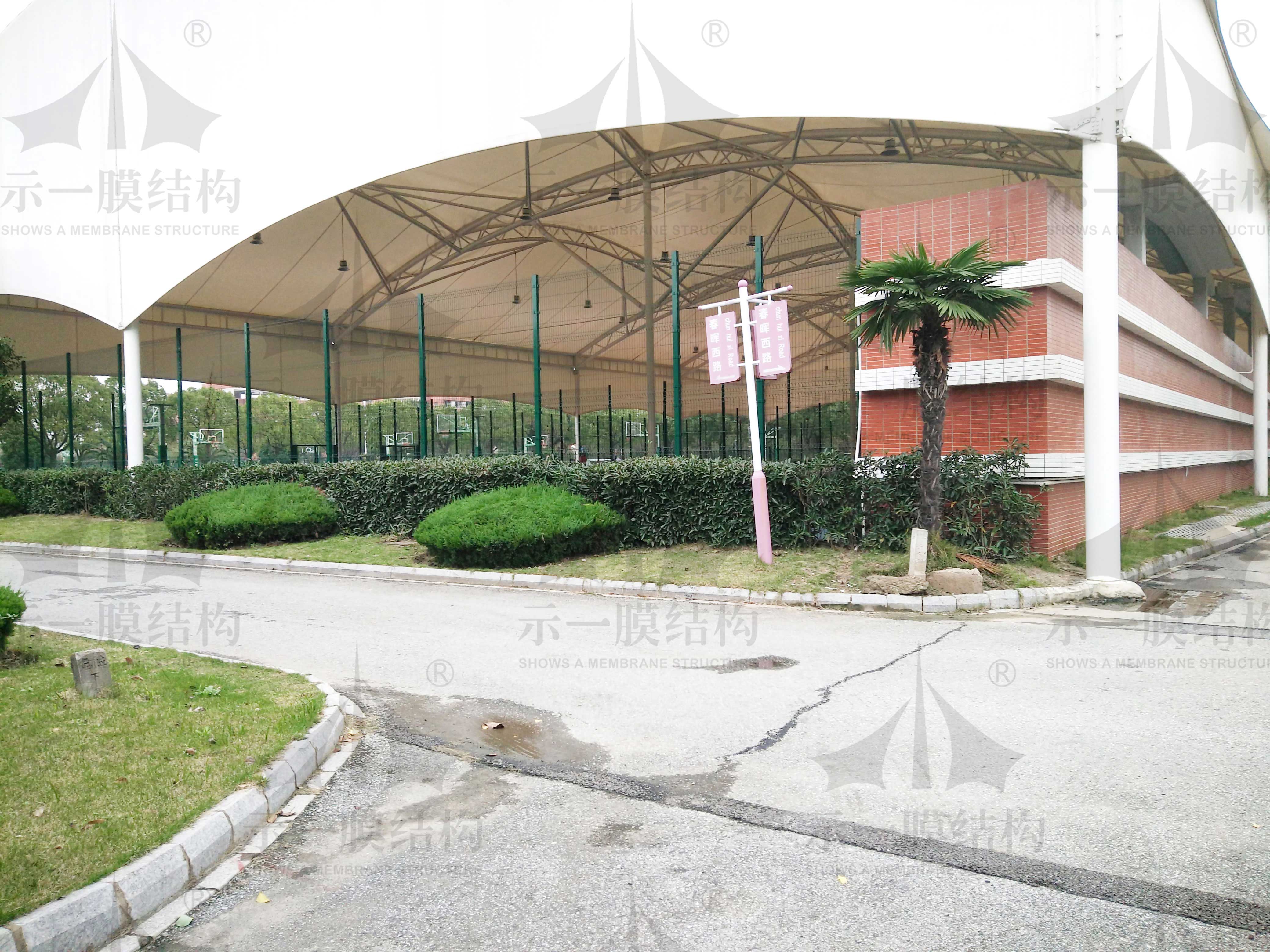 The membrane structure canopy in the rain has a taste