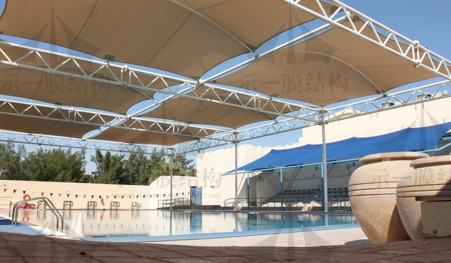 The swimming pool accompanied by the membrane structure awning is extraordinary